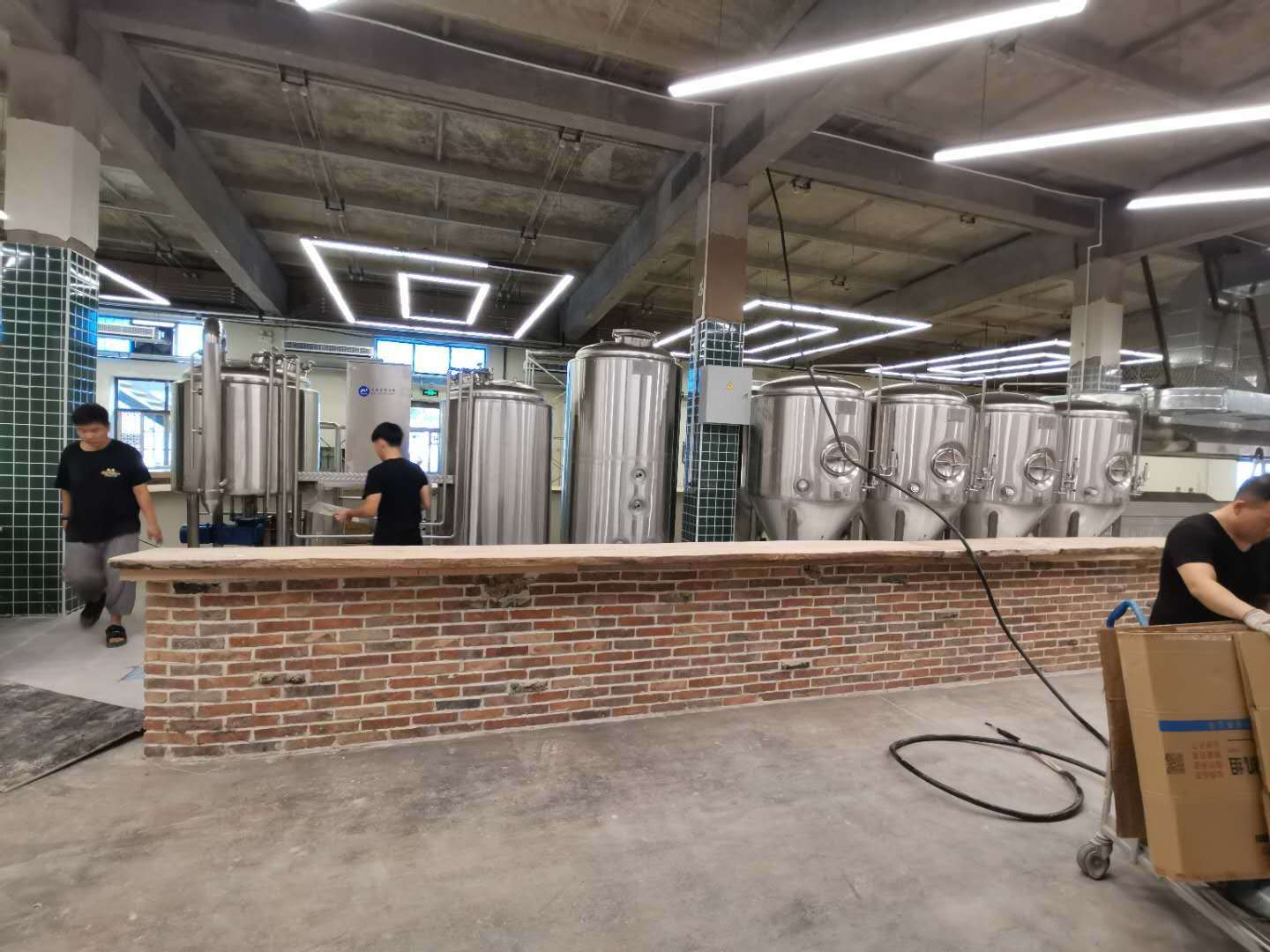 杭州500升精酿啤酒设备安装现场